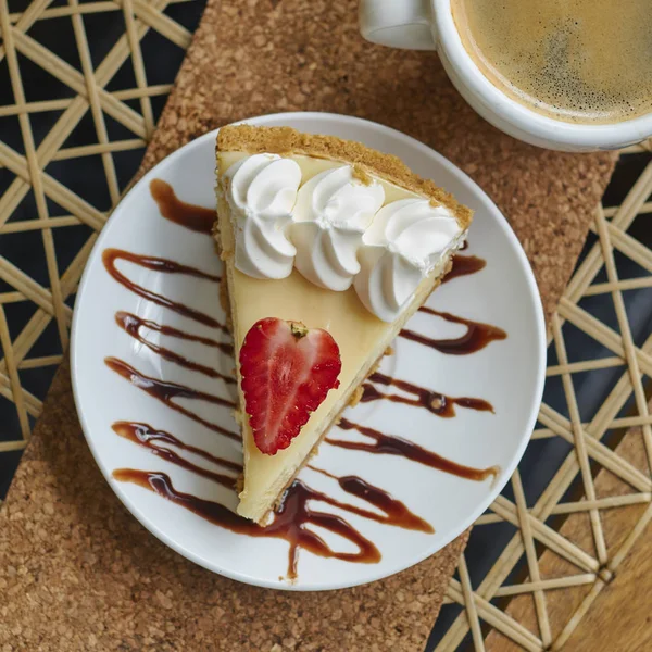 Vue Dessus Assiette Avec Délicieux Gâteau Fromage Avec Fraises Crème — Photo