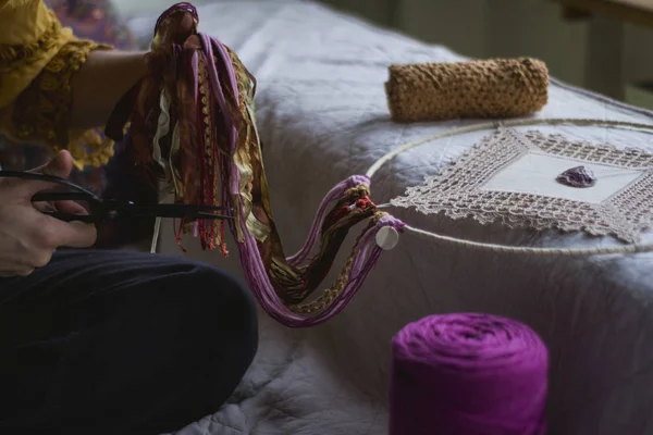 Cropped Image Woman Creating Handmade Dreamcatcher Long Threads Spending Time — Stock Photo, Image