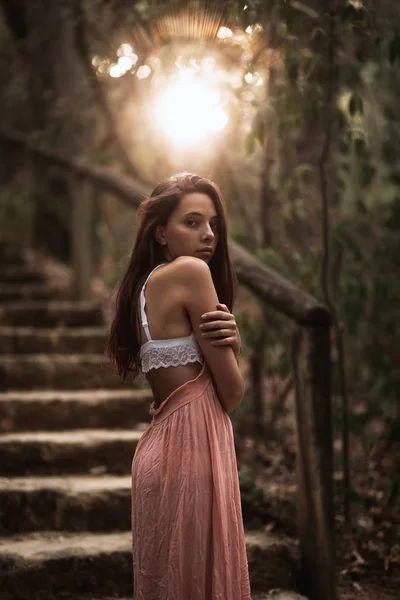 Vista Lateral Mulher Suave Vestido Rosa Sutiã Renda Branca Parque — Fotografia de Stock