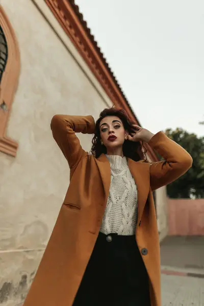 Mulher Quente Jumper Malha Casaco Com Braços Levantados Lado Construção — Fotografia de Stock