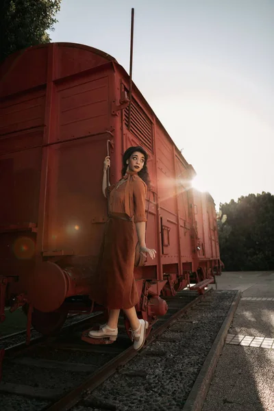 Donna Con Capelli Ricci Scuri Berretto Indossando Abiti Terracotta Stile — Foto Stock