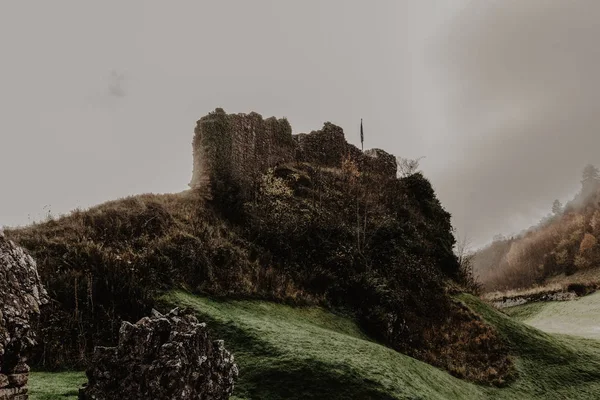 Destroyed Old Stone Castle Fog Walls Stairs Tower Cloudy Daytime — Stockfoto