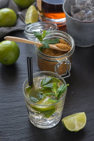 Dall Alto Vetro Mojito Freddo Fatto Rum Lime Con Menta — Foto Stock