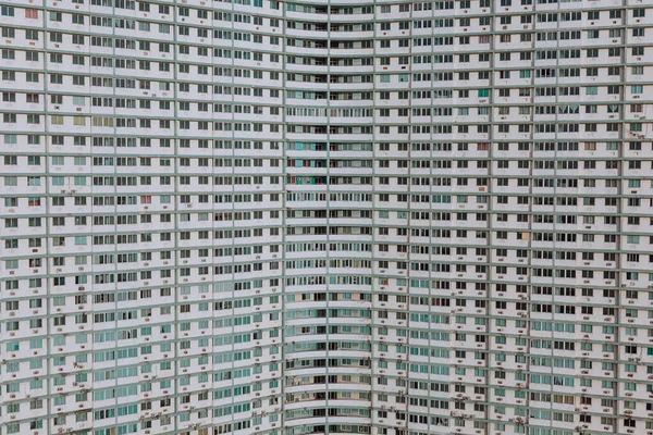 キューバのオフィスセンターの近代的な白い大きな建物の同じ窓 — ストック写真