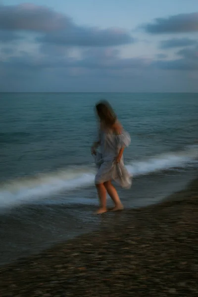 Viaggiatrice Piedi Nudi Abito Leggero Che Danza Tra Piccole Onde — Foto Stock