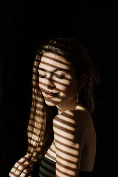 Sombra Listra Persianas Que Caem Cara Mulher Cabelos Longos Relaxada — Fotografia de Stock