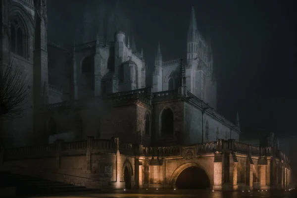 Cerca Pedra Iluminada Torno Antigo Edifício Catedral Noite Escura Enevoada — Fotografia de Stock