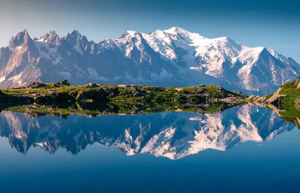 Range White Snowy Peaks Hilly Seaside Reflecting Clear Motionless Lake — Stock Photo, Image