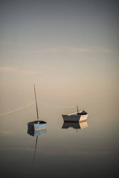 Ainda Barcos Sobre Céu Pastel Oceano Calmo Vazio Beira Mar — Fotografia de Stock