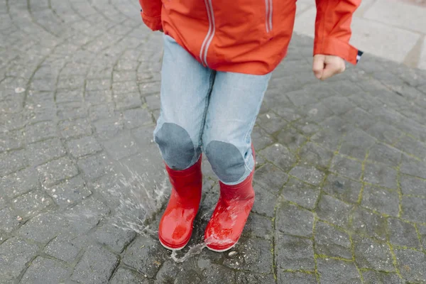 Criança Alegre Adorável Capa Chuva Vermelha Botas Borracha Divertindo Pulando — Fotografia de Stock