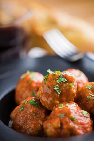 Van Boven Smakelijk Gekookte Gehaktballen Met Tomatensaus Geserveerd Met Brood — Stockfoto