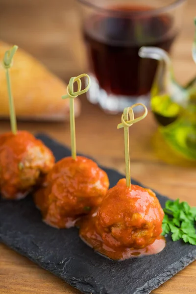 Lekkere Vleesballen Met Tomatensaus Gebonden Met Bamboe Stokjes Plat Bord — Stockfoto