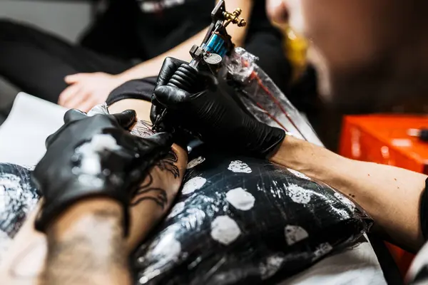 Cropped Unrecognizable Man Using Tattoo Machine Make Tattoo Leg Crop — Stock Photo, Image