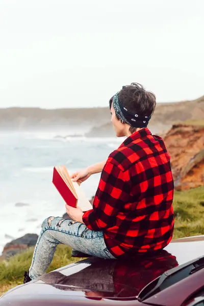 Vista Posteriore Della Signora Stravagante Senza Volto Abbigliamento Casual Bandana — Foto Stock