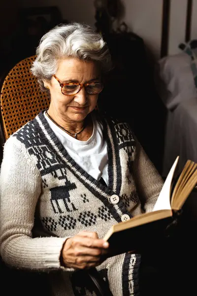 Elderly Woman Reading Window Enthusiasm — Stock Photo, Image