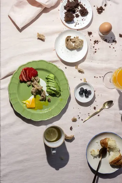 Домашний Полный Здоровый Завтрак Солнечном Свете Яйцами Авокадо Клубникой Черникой — стоковое фото