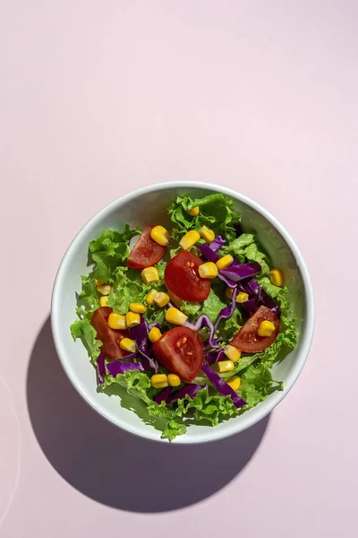 Salada Alface Fresca Com Tomate Cereja Cebola Vermelha Milho Luz — Fotografia de Stock