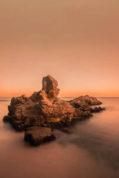 Sakin Denizin Ortasındaki Engebeli Uçurumun Muhteşem Manzarası Akşam Güneşinin Ilık — Stok fotoğraf