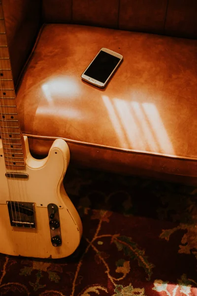 Cima Guitarra Velha Smartphone Sofá Couro Sala Luz — Fotografia de Stock