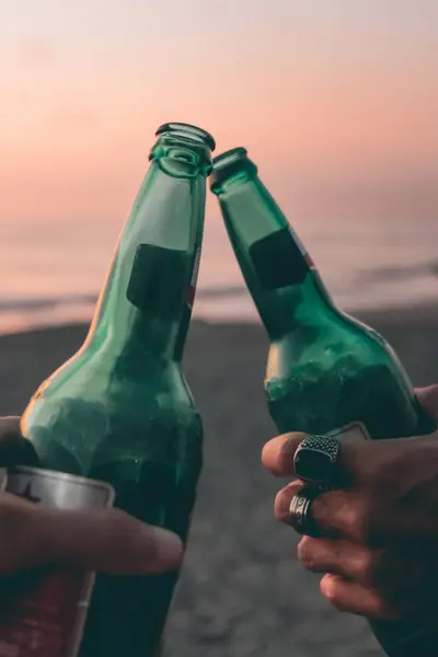 Imagem Recortada Amigos Brindar Com Cerveja Praia Pôr Sol — Fotografia de Stock