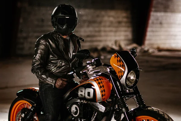 Eleganter Mann Sitzt Auf Seinem Hübschen Motorrad Einer Garage — Stockfoto