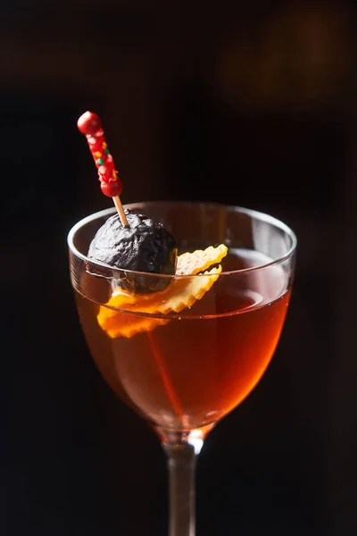 Cocktail Alcool Rouge Manhattan Garni Cerise Zeste Orange Sur Bâton — Photo