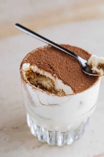 Cima Delicioso Café Tradicional Sabor Tiramisu Sobremesa Servido Copo Vidro — Fotografia de Stock