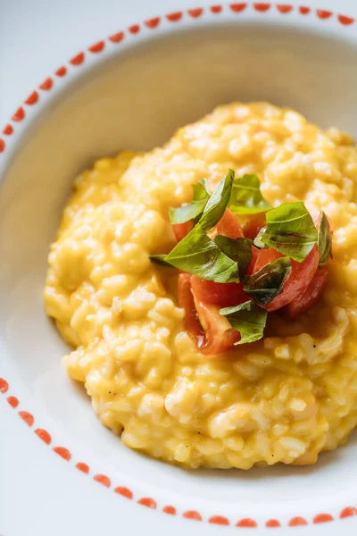 Risoto Acima Mencionado Apetitoso Com Abóbora Decorada Com Tomates Fatiados — Fotografia de Stock