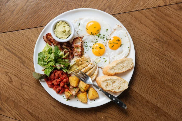 Top View Served English Breakfast Fried Eggs Bacon Toasts Vegetables — Stock Photo, Image