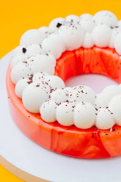 Van Boven Heerlijke Ringvormige Taart Met Rood Fruit Glazuur Bubbels — Stockfoto