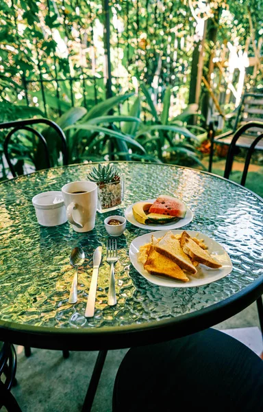 Здоровый Завтрак Питание Помещается Круглый Стол Террасе Открытого Ресторана Утром — стоковое фото