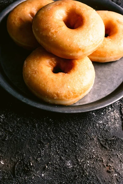 Cima Montão Deliciosos Donuts Frescos Colocados Placa Metal Mesa Preta — Fotografia de Stock