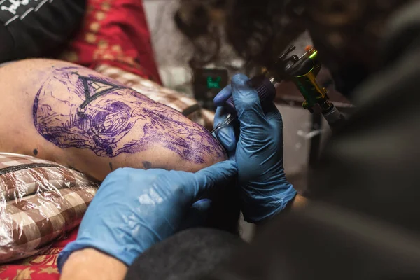 Tatuażysta Pracujący Klientem Salonie — Zdjęcie stockowe