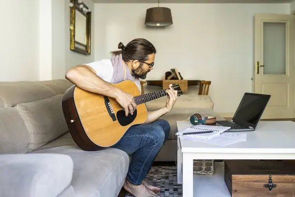 Vista Laterale Del Musicista Maschio Creativo Barbuto Abbigliamento Casual Seduto — Foto Stock