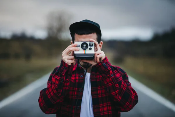 Unbekannter Mann Stylischem Freizeitoutfit Hält Fotokamera Vor Gesicht Während Auf — Stockfoto