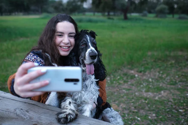 Cima Mulher Jovem Feliz Sorrindo Durante Abraço Com Preto Branco — Fotografia de Stock