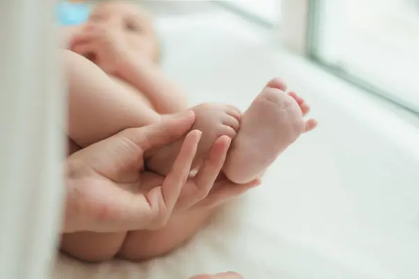 Von Oben Von Entzückender Ernte Kleine Füße Des Niedlichen Babys — Stockfoto
