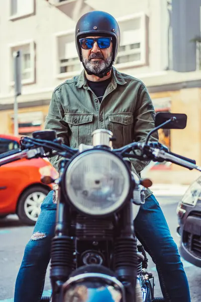 Serious Bearded Man Sunglasses Helmet Sitting Motorbike Ride City Street — Stock Photo, Image