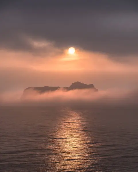 Surface Calme Océan Falaise Rugueuse Sous Brouillard Épais Avec Soleil — Photo