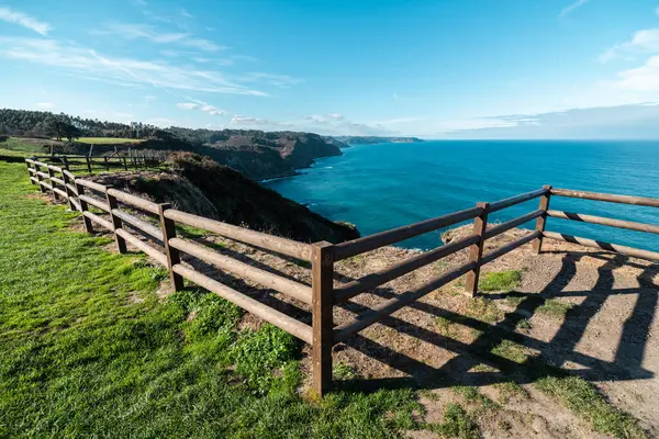 Wooden Fence Green Edge Cliff Colorful Blue Ocean Sky Background — Stock Photo, Image