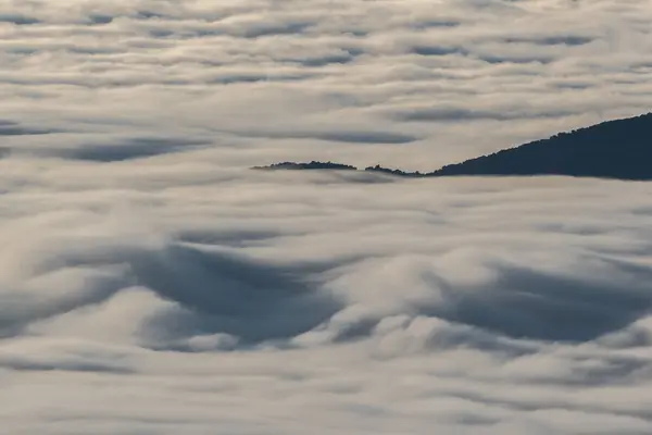 Arriba Los Picos Negros Las Montañas Potentes Entre Las Nubes —  Fotos de Stock