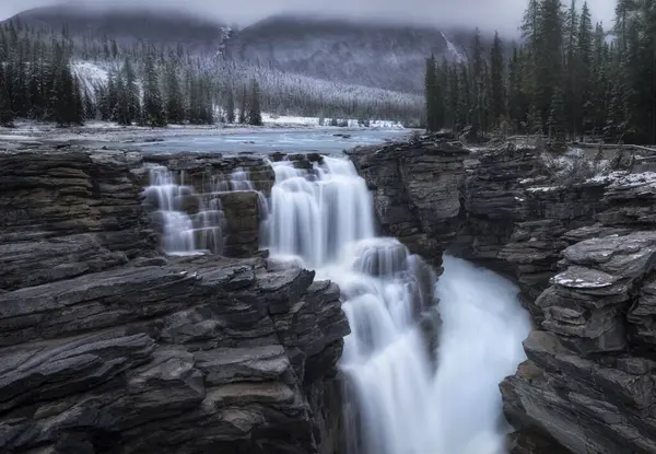 Paisagem Espetacular Com Bela Cascata Cachoeira Entre Montanhas Rochosas Cobertas — Fotografia de Stock