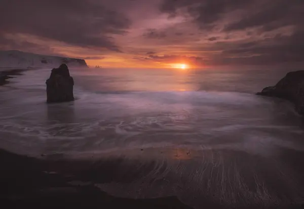 Sonnenuntergang Über Dem Horizont Und Spiegelung Meerwasser Der Schneebedeckten Isländischen — Stockfoto