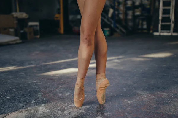 演播室里训练时 女芭蕾舞演员脚上有伤痕 脚尖站着表演经典动作的剪影 — 图库照片