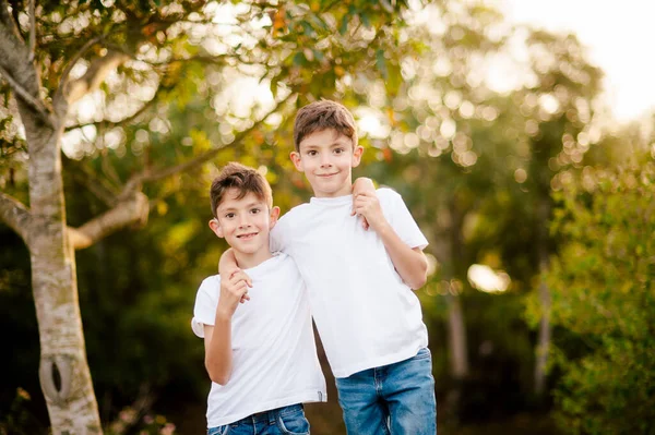Frères Jumeaux Souriants Shirts Jeans Blancs Embrassant Regardant Caméra Tout — Photo