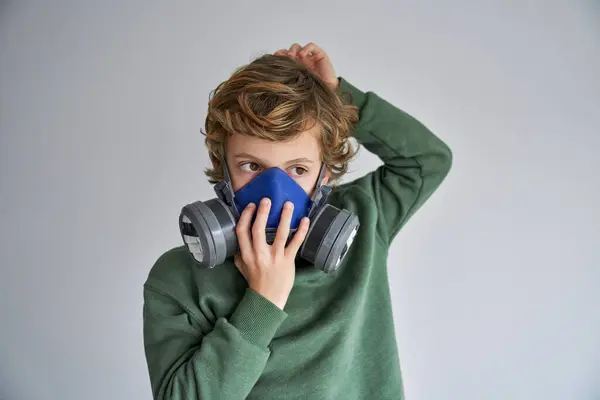 Menino Loiro Cerca Anos Usando Respirador Para Infectar Com Vírus — Fotografia de Stock