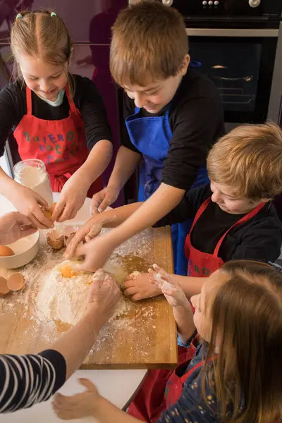 Çocuklar Ile Mutfak Masasında Yan Yana Dururken Hamuru Hazırlıyorlar — Stok fotoğraf