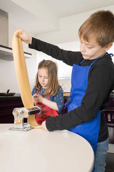 Little Girl Her Brother Using Pasta Machine While Preparing Homemade — Stock Photo, Image