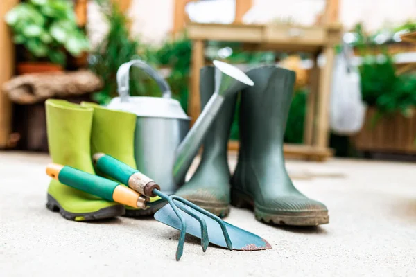 Ferramentas Jardinagem Colocadas Chão Perto Botas Borracha Regador Estufa — Fotografia de Stock