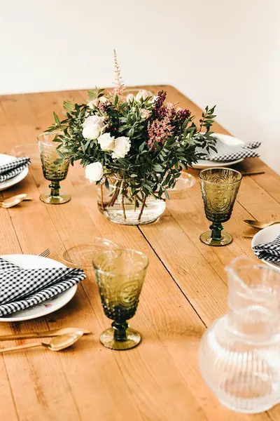 Bouquet Fiori Vari Ramoscelli Piante Verdi Vaso Con Acqua Una — Foto Stock